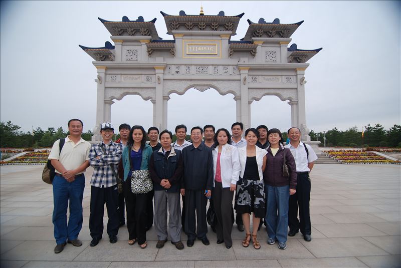 集團組織優秀員工團建旅游在成吉思汗陵園合影